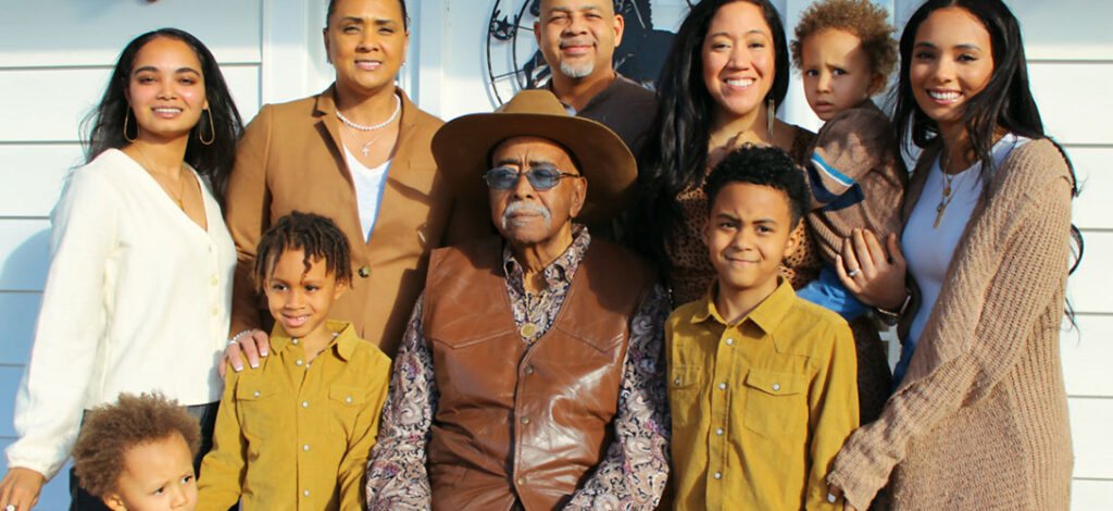 A multi-generational family photo showing grandparents, parents, children and grandchildren.
